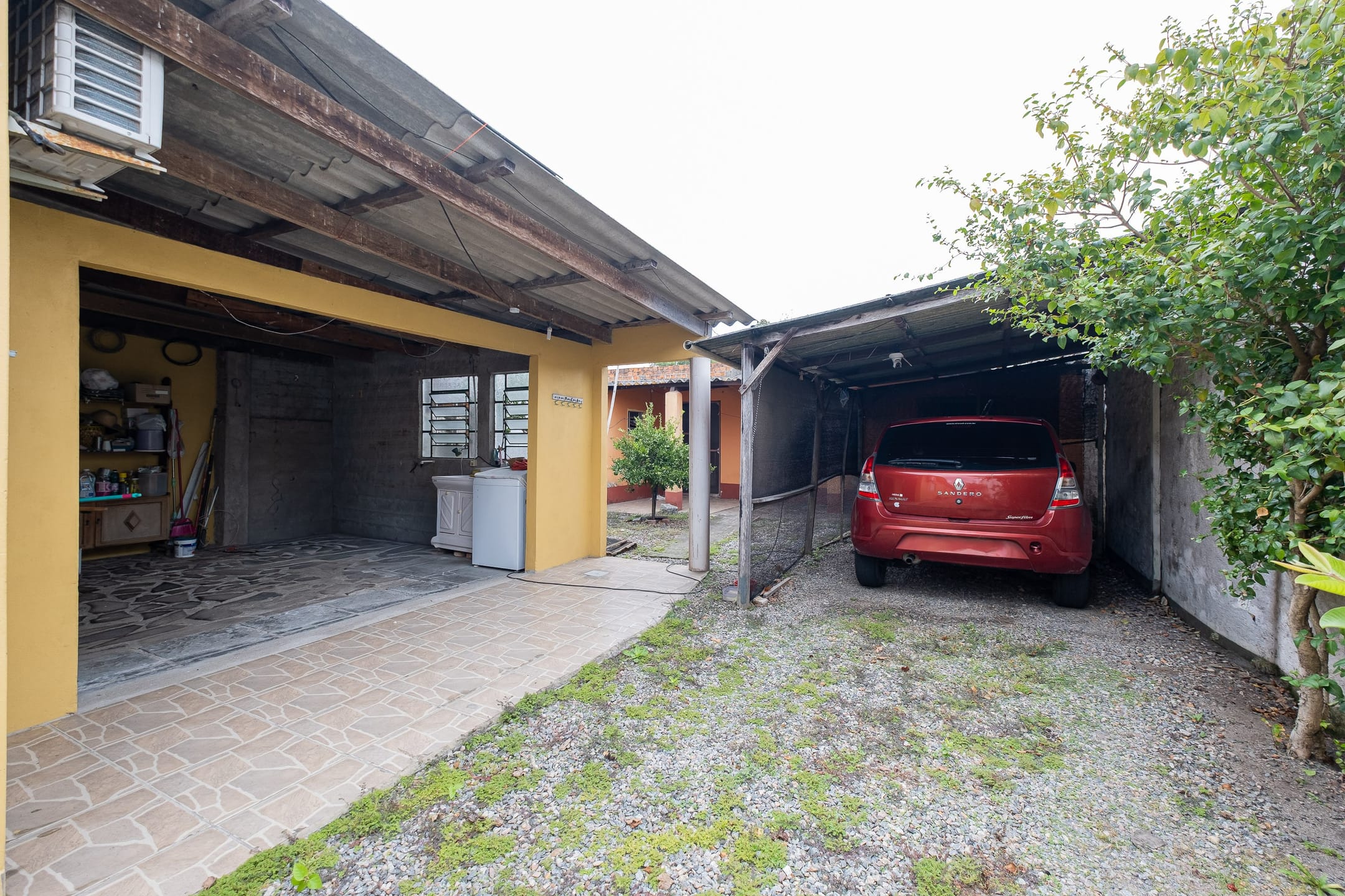 Casa com duas moradias à venda no Simões Lopes - 380 m², 4 quartos no total, amplo pátio com vaga coberta e portão eletrônico. - 13