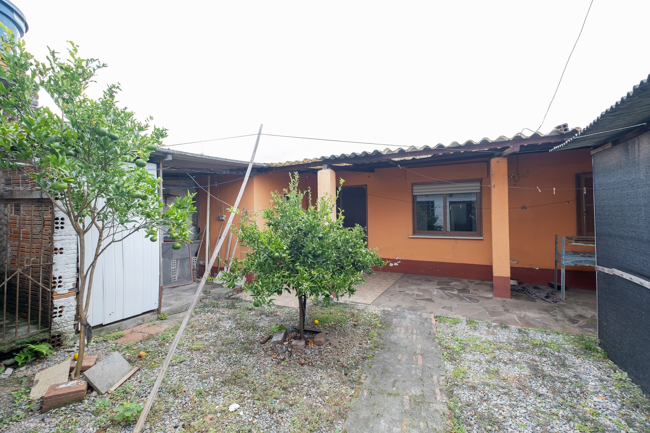 Casa com duas moradias à venda no Simões Lopes - 380 m², 4 quartos no total, amplo pátio com vaga coberta e portão eletrônico. - 14
