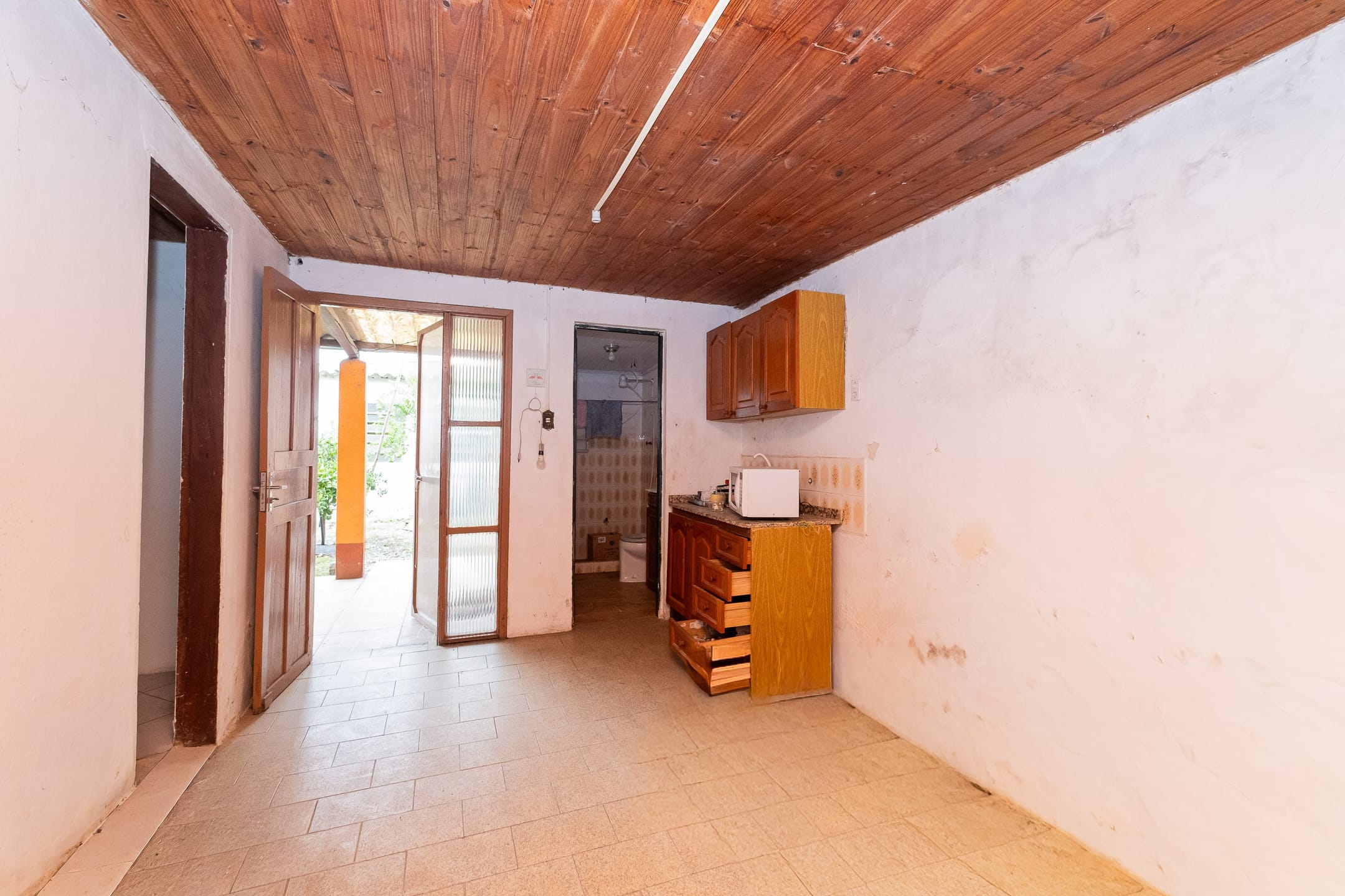 Casa com duas moradias à venda no Simões Lopes - 380 m², 4 quartos no total, amplo pátio com vaga coberta e portão eletrônico. - 15