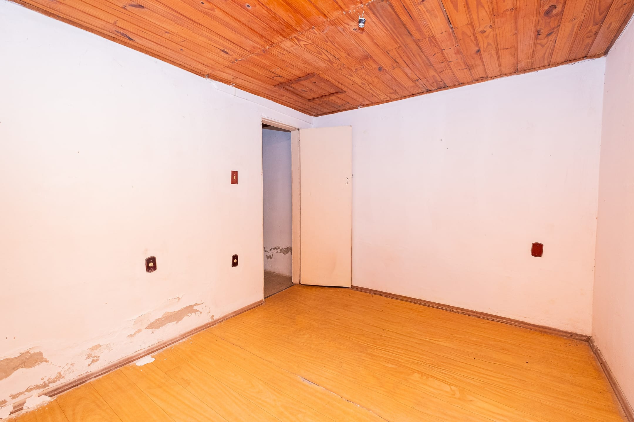 Casa com duas moradias à venda no Simões Lopes - 380 m², 4 quartos no total, amplo pátio com vaga coberta e portão eletrônico. - 16