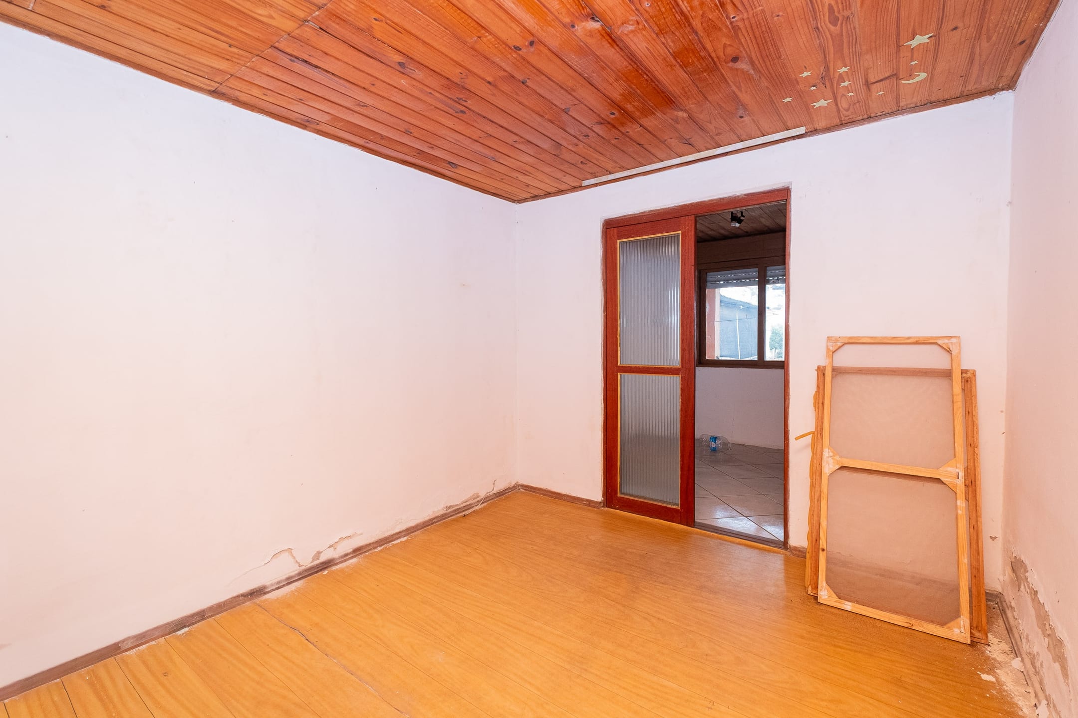 Casa com duas moradias à venda no Simões Lopes - 380 m², 4 quartos no total, amplo pátio com vaga coberta e portão eletrônico. - 17