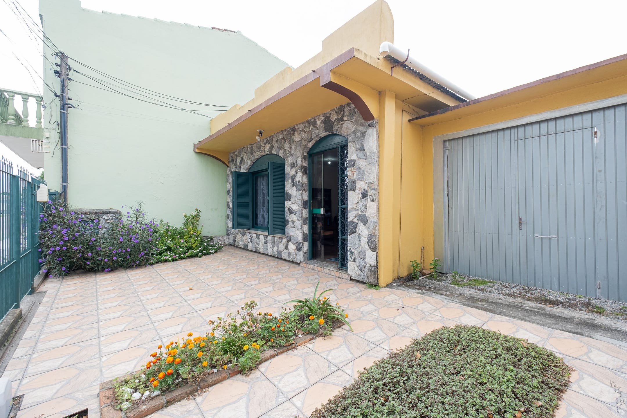 Casa com duas moradias à venda no Simões Lopes - 380 m², 4 quartos no total, amplo pátio com vaga coberta e portão eletrônico. - 21