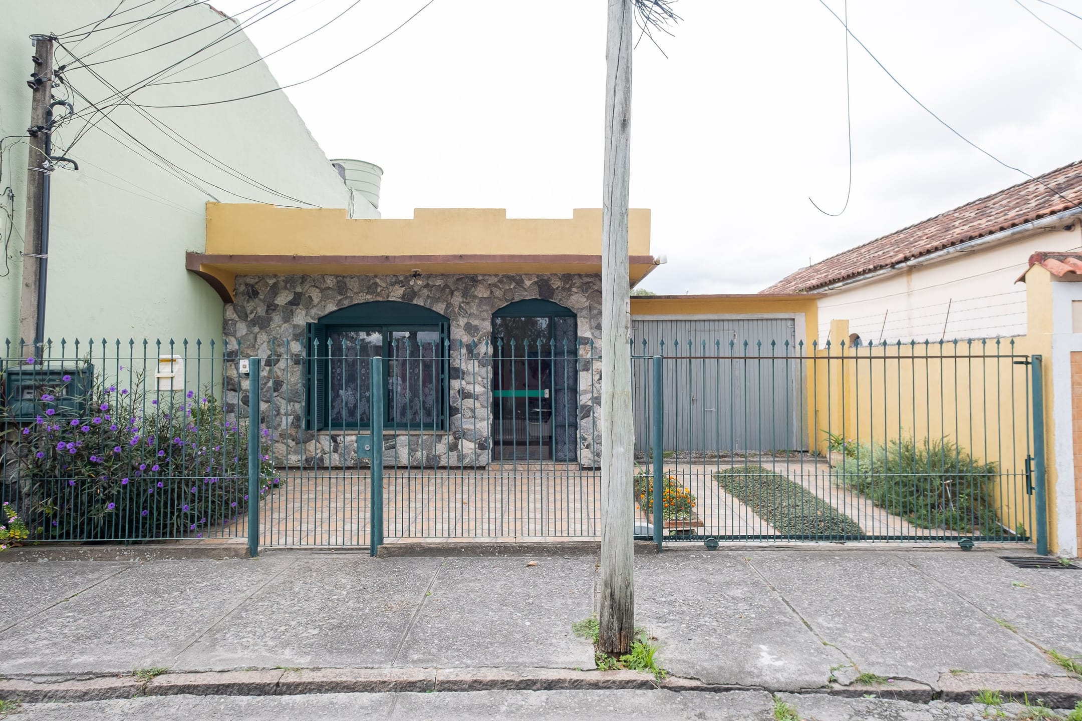Casa com duas moradias à venda no Simões Lopes - 380 m², 4 quartos no total, amplo pátio com vaga coberta e portão eletrônico. - 22