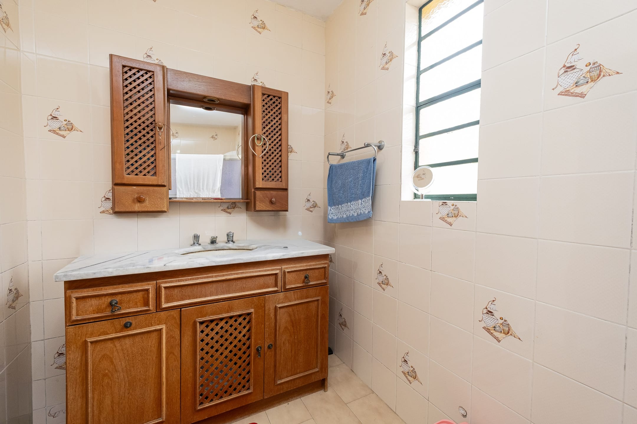 Casa com duas moradias à venda no Simões Lopes - 380 m², 4 quartos no total, amplo pátio com vaga coberta e portão eletrônico. - 6