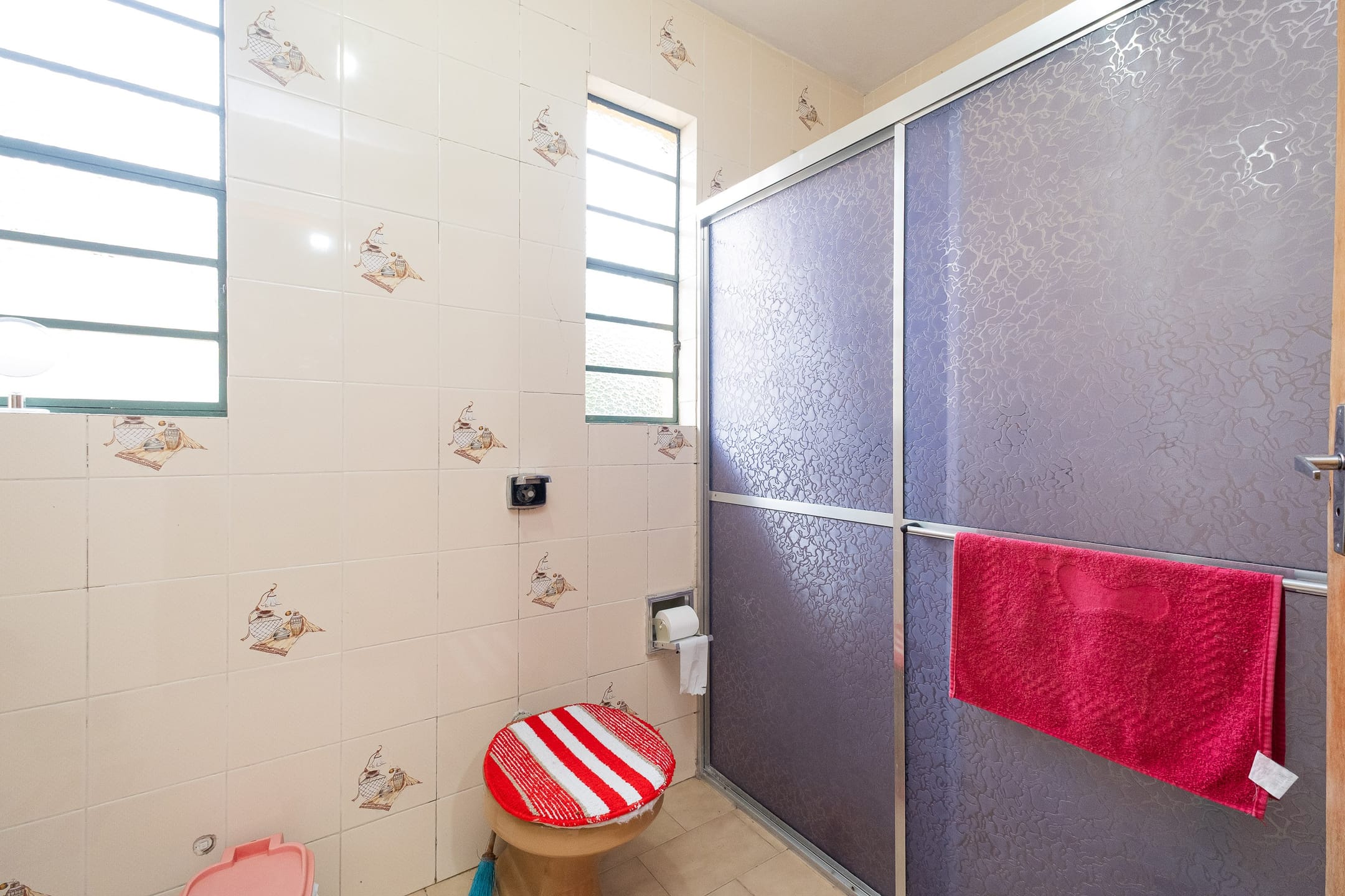 Casa com duas moradias à venda no Simões Lopes - 380 m², 4 quartos no total, amplo pátio com vaga coberta e portão eletrônico. - 9