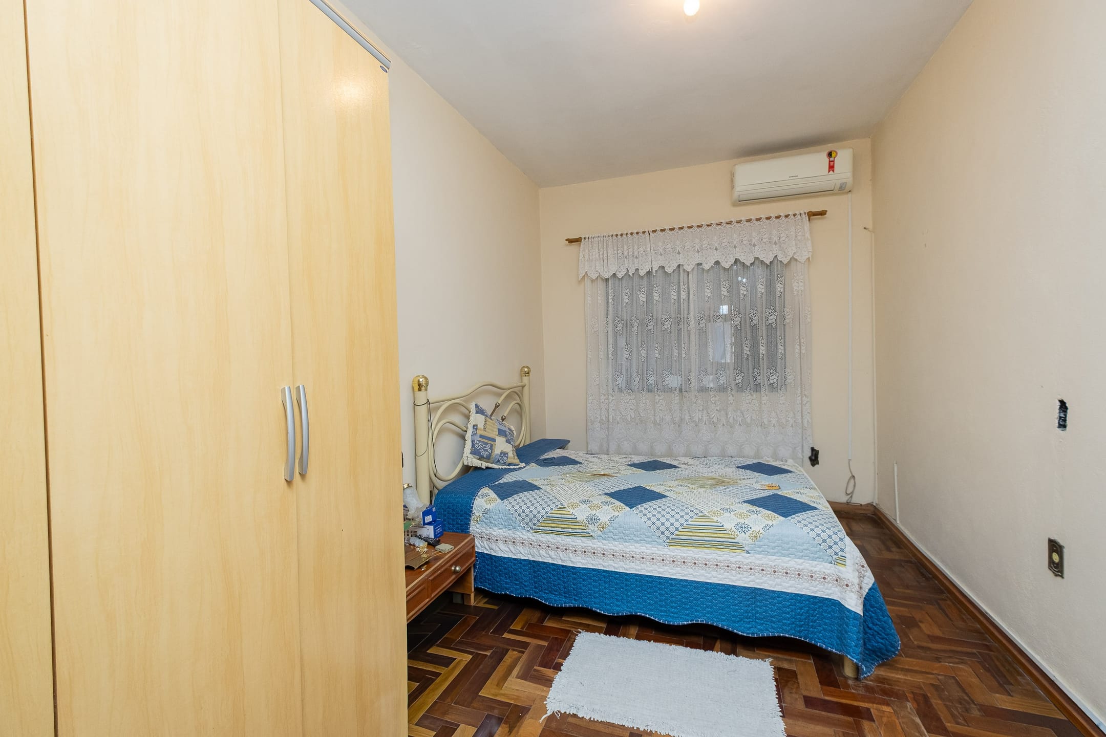 Casa com duas moradias à venda no Simões Lopes - 380 m², 4 quartos no total, amplo pátio com vaga coberta e portão eletrônico. - 7