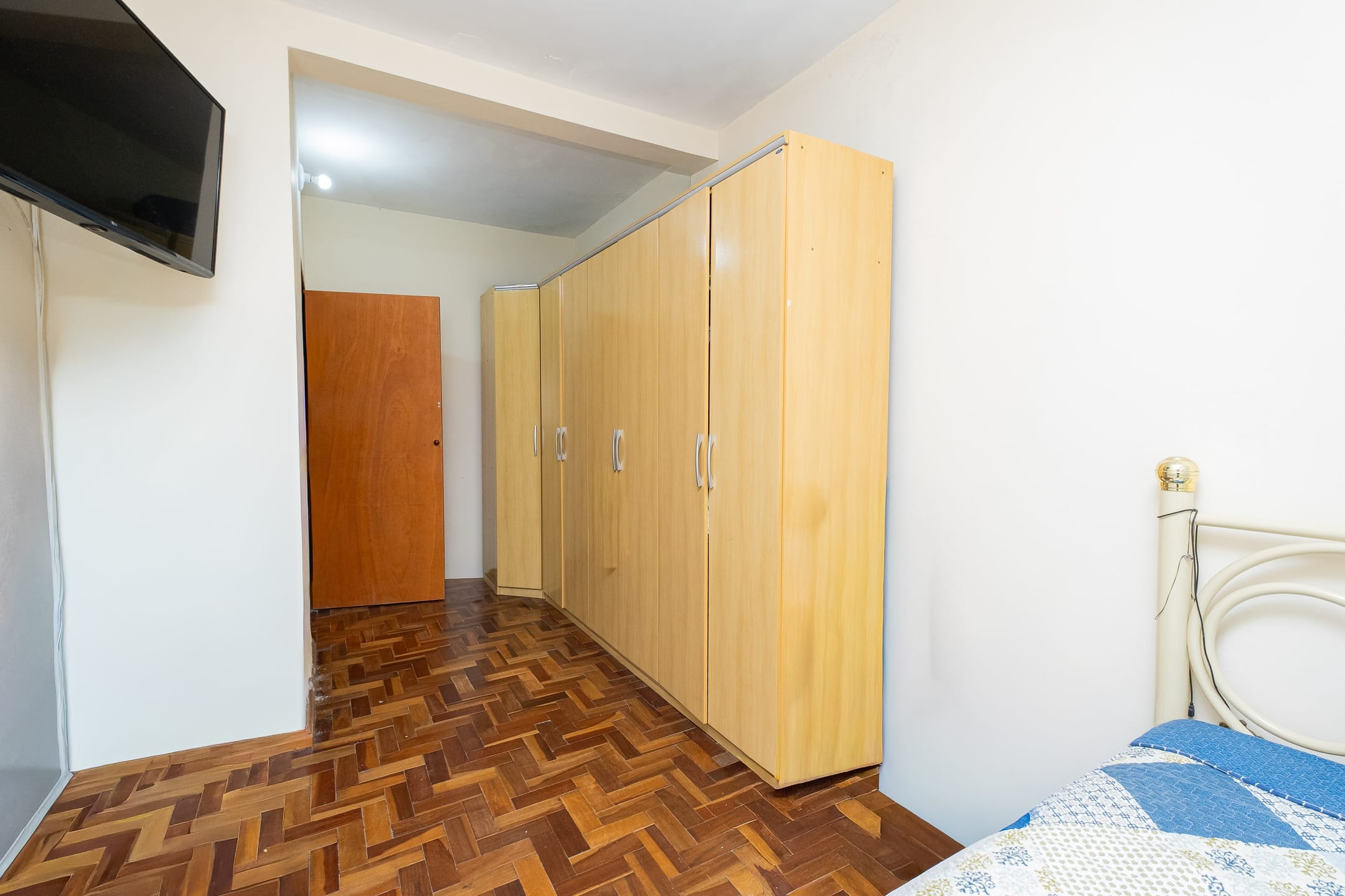 Casa com duas moradias à venda no Simões Lopes - 380 m², 4 quartos no total, amplo pátio com vaga coberta e portão eletrônico. - 8