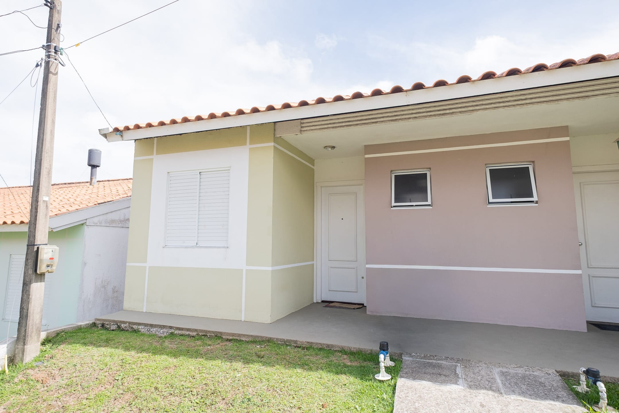 Casa em condomínio fechado com 2 dormitórios para aluguel no bairro Três Vendas em Pelotas RS com segurança e conforto diário