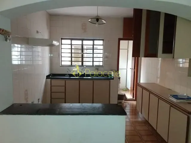 Casa com 390m² 3 quartos e 3 banheiros, à venda, no bairro Jardim Rosely em Pindamonhangaba