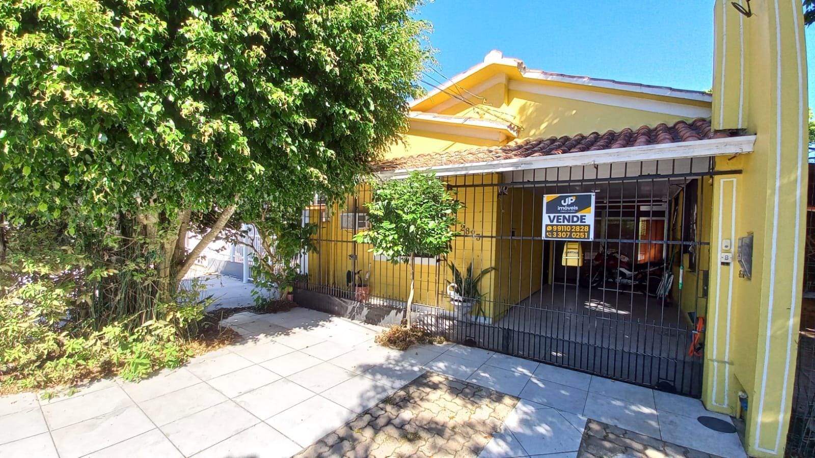 Casa mobiliada à venda no Laranjal, Pelotas - 210 m², 3 quartos (sendo 1 suíte), sala com lareira e área de lazer com piscina. - 14