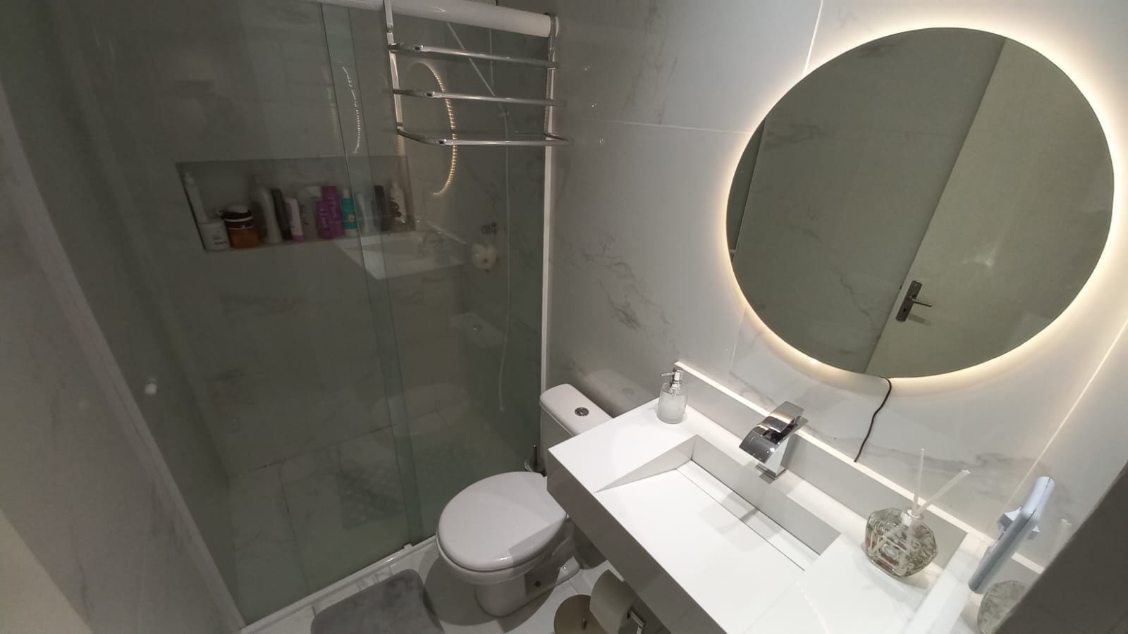 Casa mobiliada à venda no Laranjal, Pelotas - 210 m², 3 quartos (sendo 1 suíte), sala com lareira e área de lazer com piscina. - 9