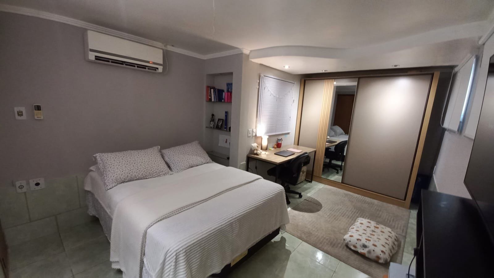 Casa mobiliada à venda no Laranjal, Pelotas - 210 m², 3 quartos (sendo 1 suíte), sala com lareira e área de lazer com piscina. - 8