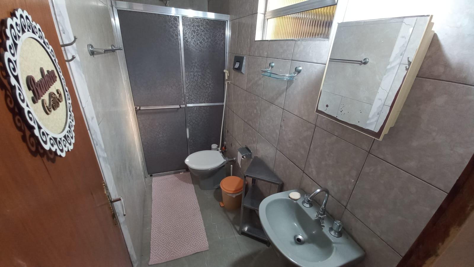Casa mobiliada à venda no Laranjal, Pelotas - 210 m², 3 quartos (sendo 1 suíte), sala com lareira e área de lazer com piscina. - 6