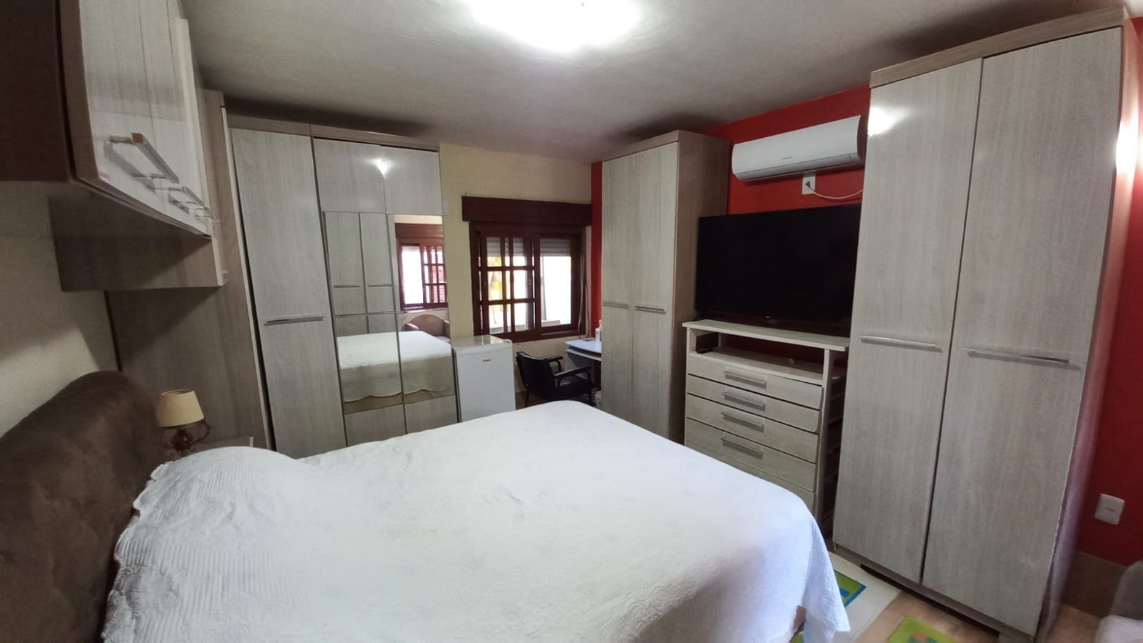 Casa mobiliada à venda no Laranjal, Pelotas - 210 m², 3 quartos (sendo 1 suíte), sala com lareira e área de lazer com piscina. - 7