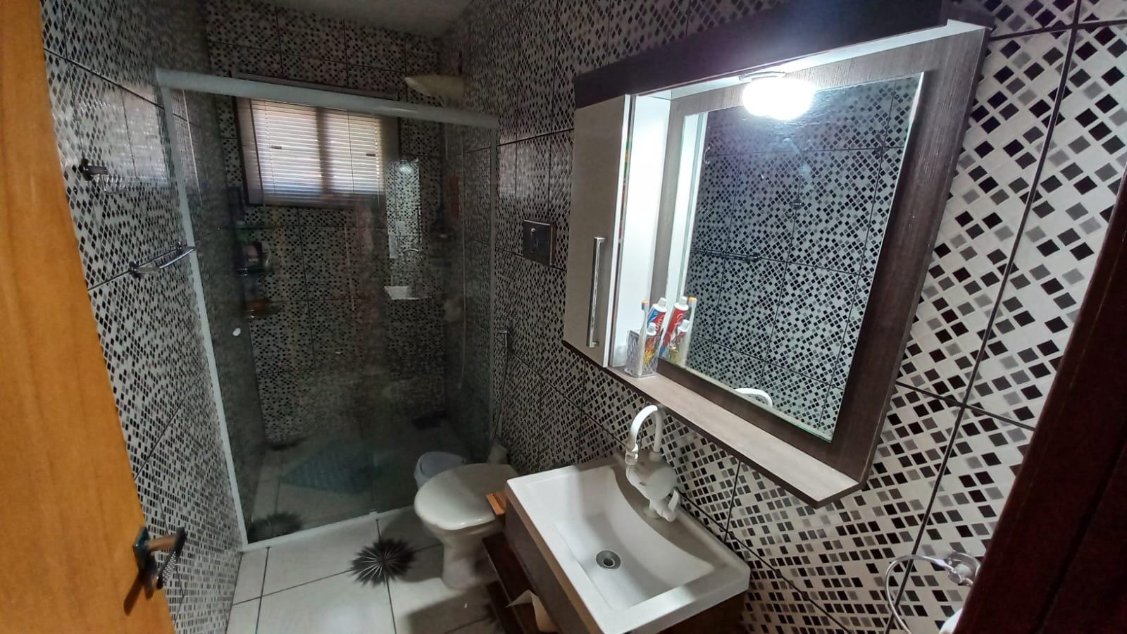 Casa mobiliada à venda no Laranjal, Pelotas - 210 m², 3 quartos (sendo 1 suíte), sala com lareira e área de lazer com piscina. - 11