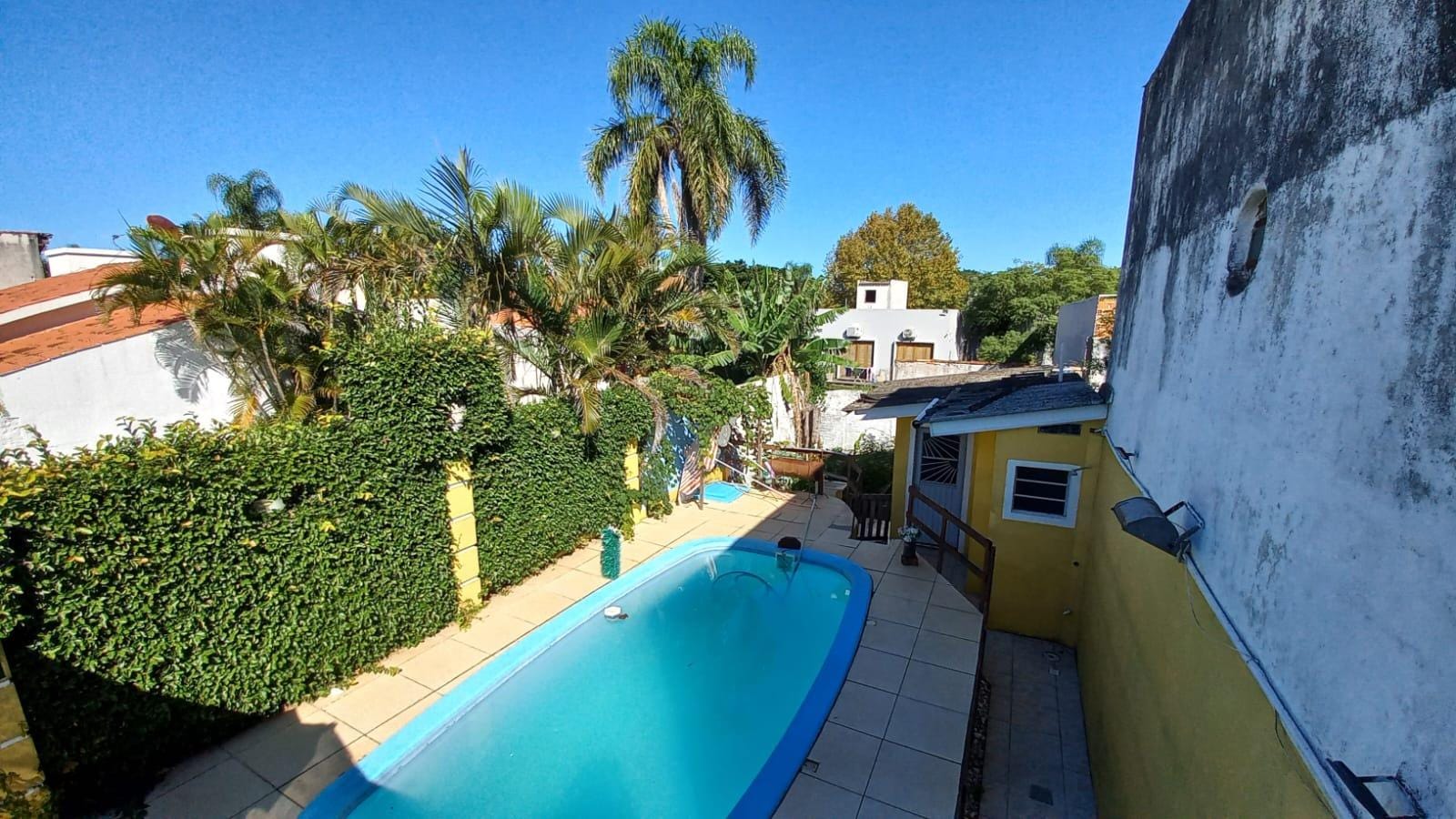 Casa mobiliada à venda no Laranjal, Pelotas - 210 m², 3 quartos (sendo 1 suíte), sala com lareira e área de lazer com piscina. - 13