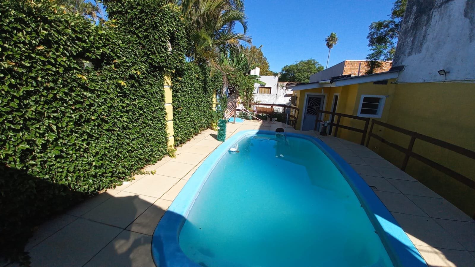 Casa mobiliada à venda no Laranjal, Pelotas - 210 m², 3 quartos (sendo 1 suíte), sala com lareira e área de lazer com piscina. - 12