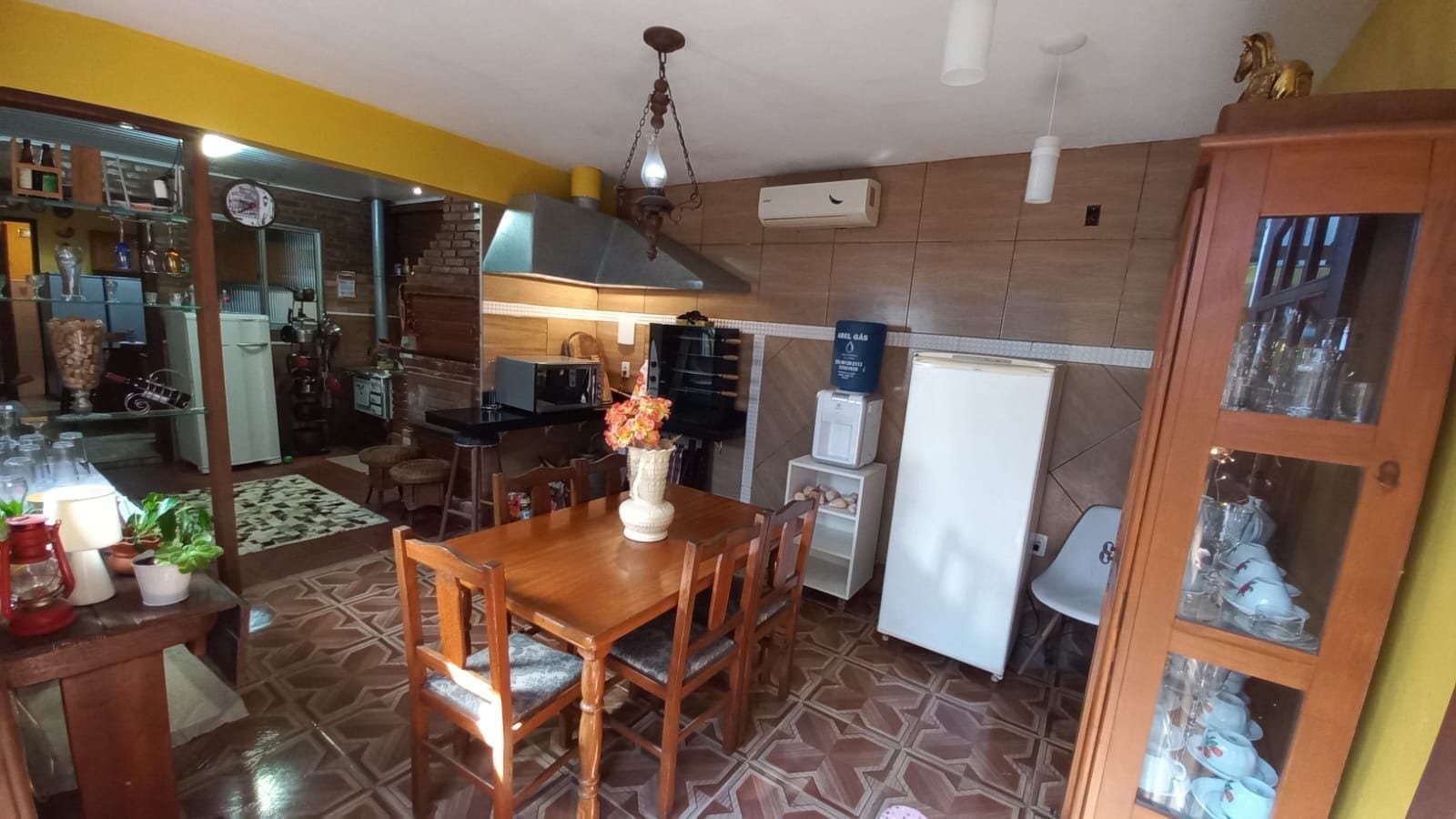 Casa mobiliada à venda no Laranjal, Pelotas - 210 m², 3 quartos (sendo 1 suíte), sala com lareira e área de lazer com piscina. - 10
