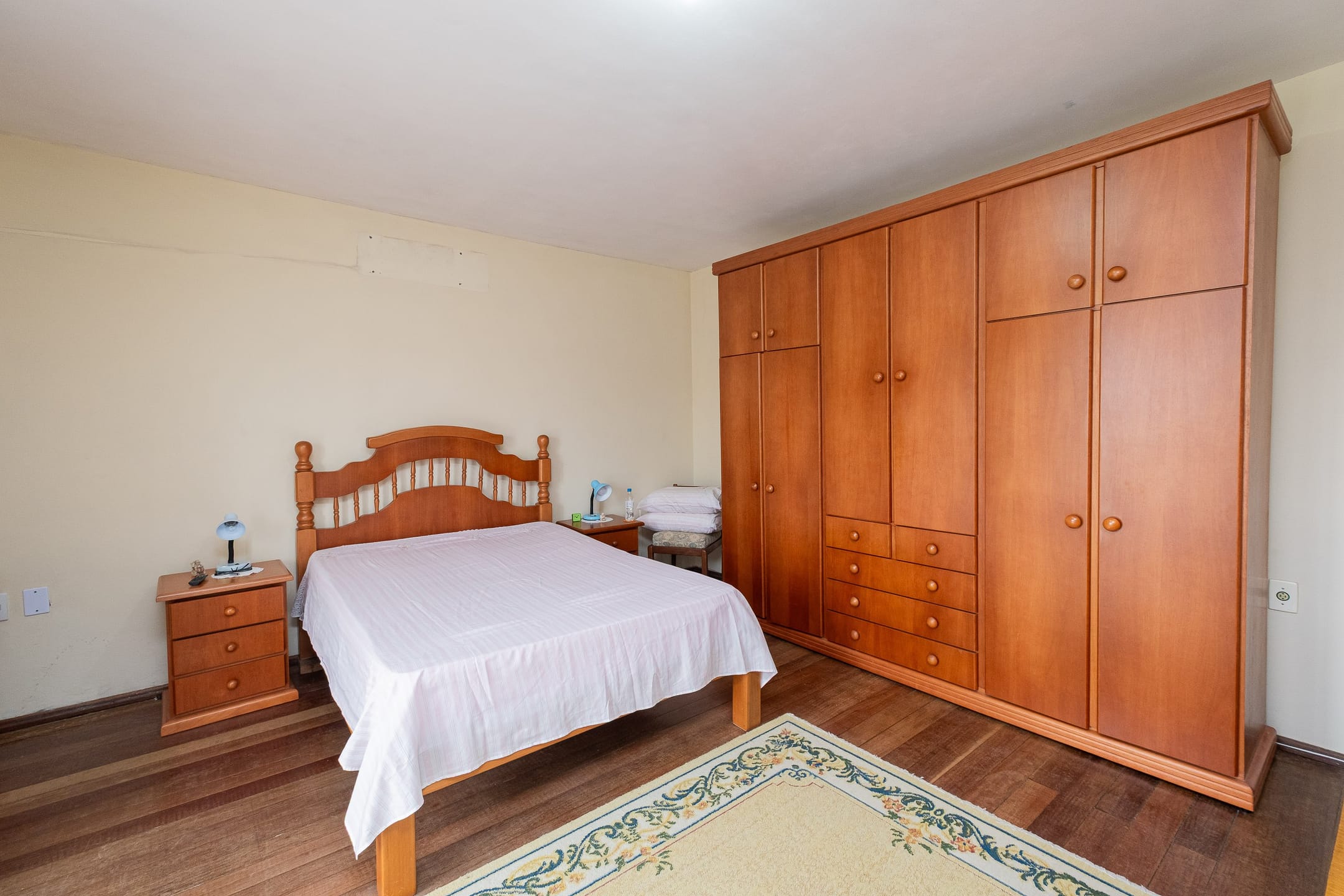 Casa à venda no Umuharama, São Gonçalo - 235m², 3 quartos, móveis planejados, espaço gourmet com churrasqueira e garagem coberta. - 13