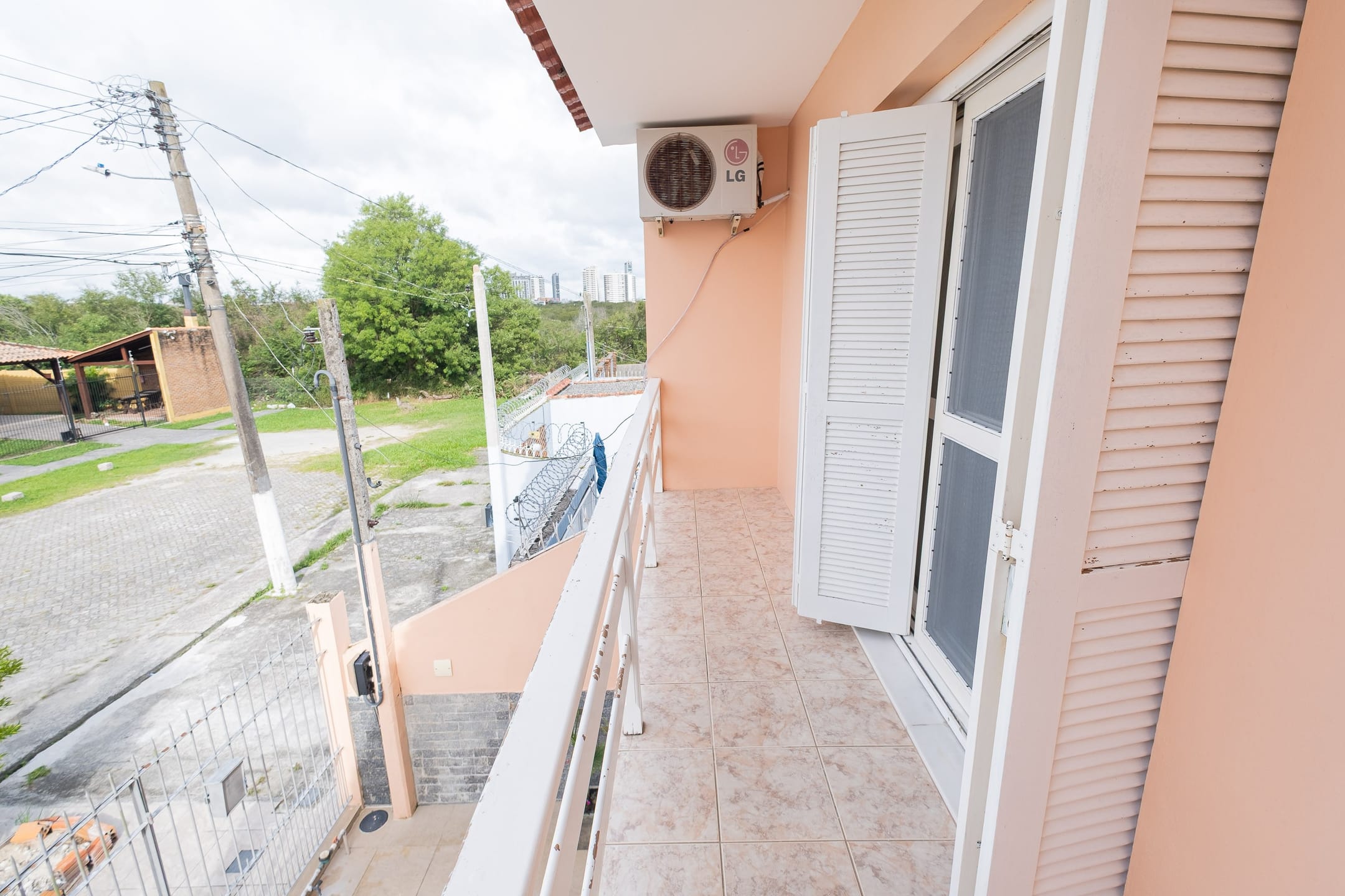 Casa à venda no Umuharama, São Gonçalo - 235m², 3 quartos, móveis planejados, espaço gourmet com churrasqueira e garagem coberta. - 15