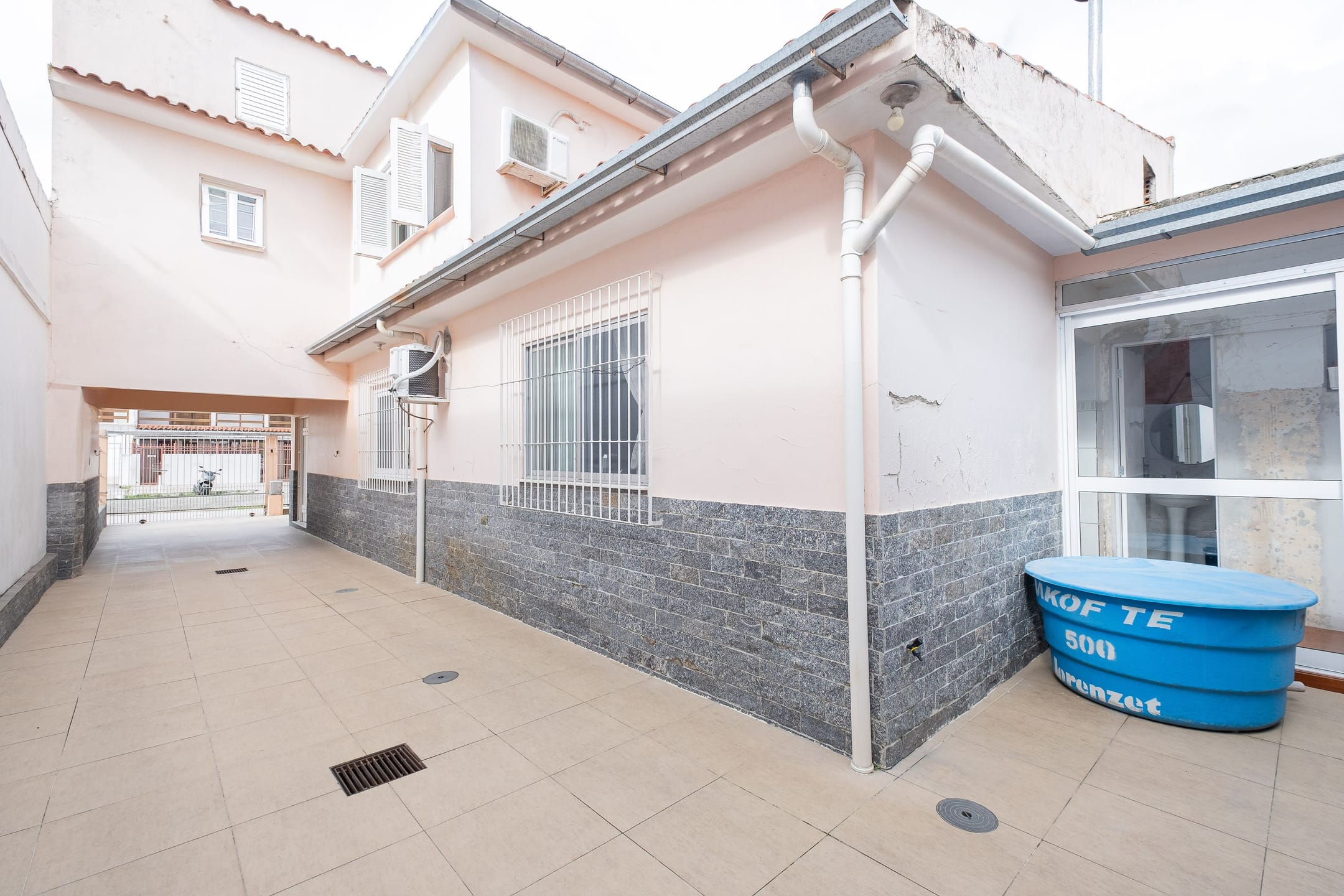 Casa à venda no Umuharama, São Gonçalo - 235m², 3 quartos, móveis planejados, espaço gourmet com churrasqueira e garagem coberta. - 20