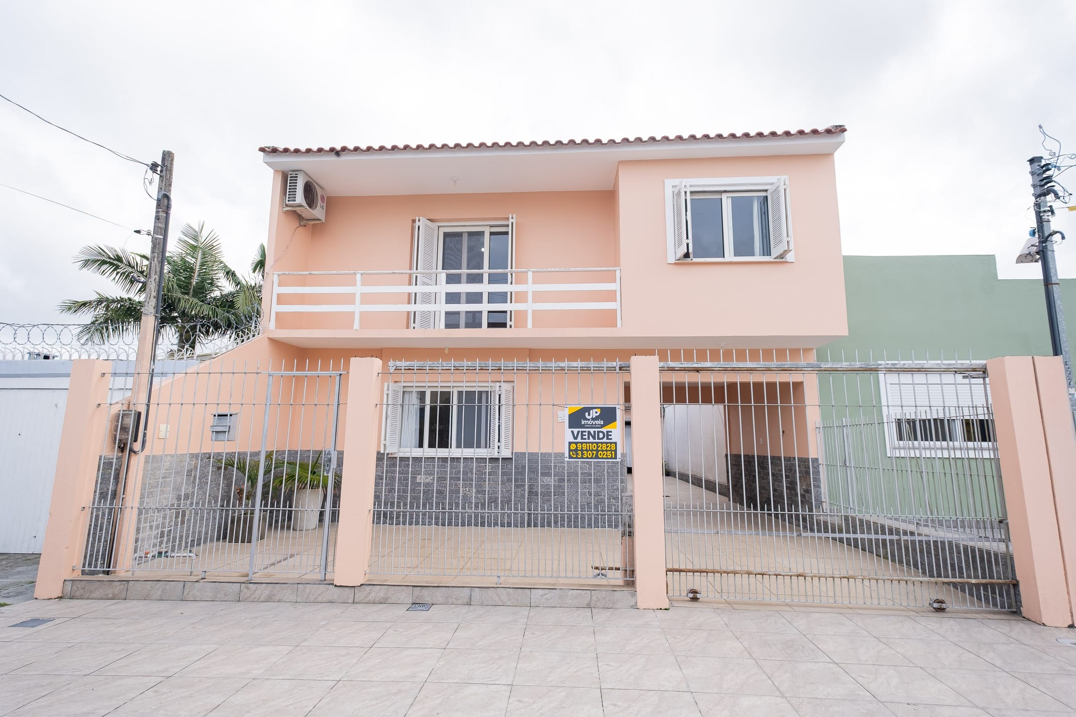 Casa à venda no Umuharama, São Gonçalo - 235m², 3 quartos, móveis planejados, espaço gourmet com churrasqueira e garagem coberta. - 21