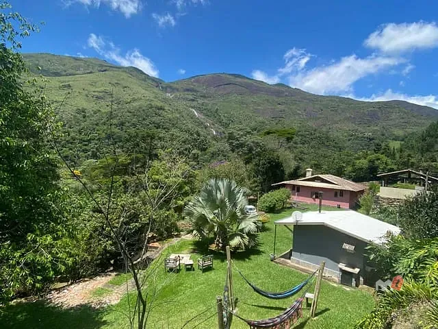 Casa com 6600m² 4 quartos e 4 banheiros, à venda, no bairro Araras em Petrópolis