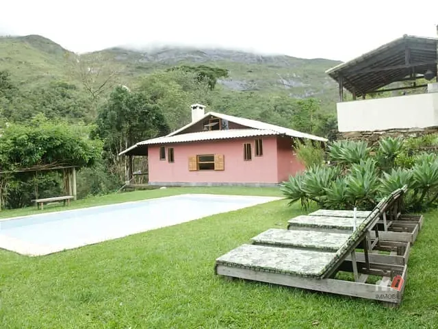 Casa com 6600m² 4 quartos e 4 banheiros, à venda, no bairro Araras em Petrópolis