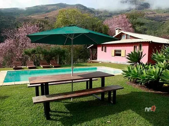 Casa com 6600m² 4 quartos e 4 banheiros, à venda, no bairro Araras em Petrópolis