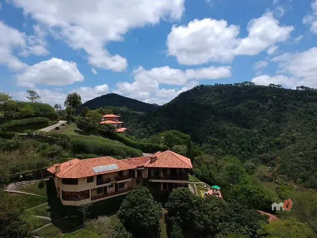 Casa com 5258m² 6 quartos e 8 banheiros, à venda, no bairro Areal em Petrópolis
