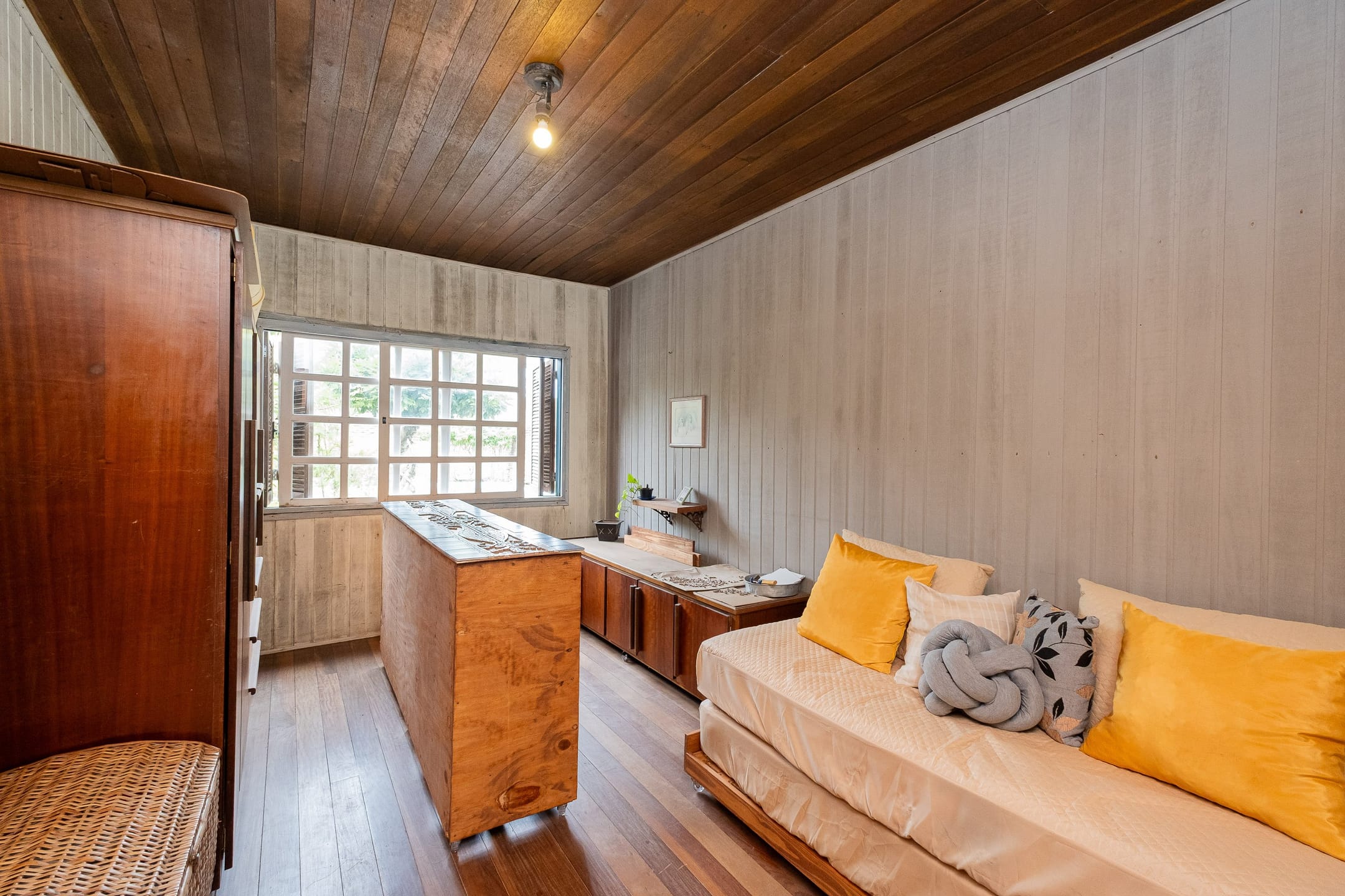Casa à venda na Zona Norte de Pelotas - 162 m², 3 quartos (sendo 1 suíte), lareira, churrasqueira e amplo pátio com piscina. - 11