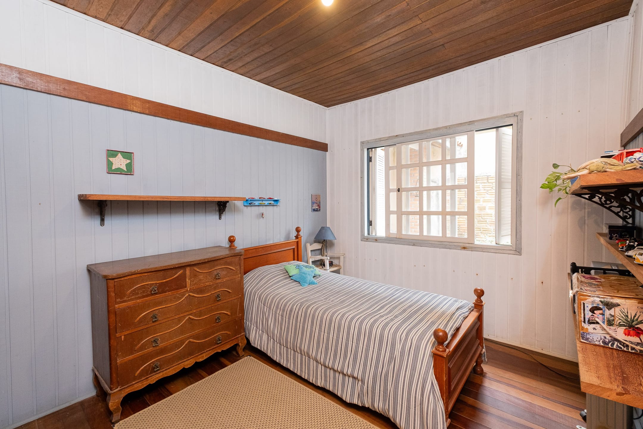 Casa à venda na Zona Norte de Pelotas - 162 m², 3 quartos (sendo 1 suíte), lareira, churrasqueira e amplo pátio com piscina. - 13