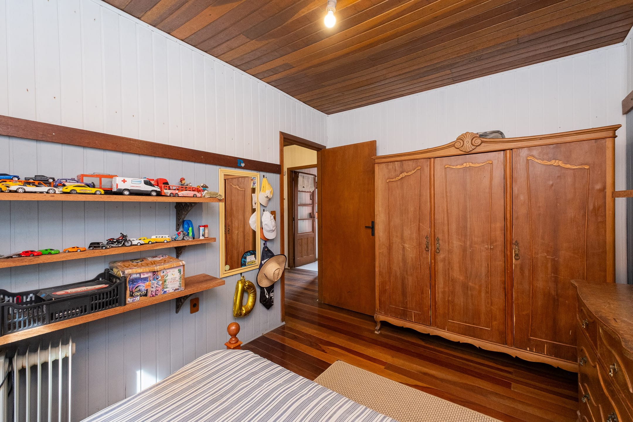 Casa à venda na Zona Norte de Pelotas - 162 m², 3 quartos (sendo 1 suíte), lareira, churrasqueira e amplo pátio com piscina. - 14