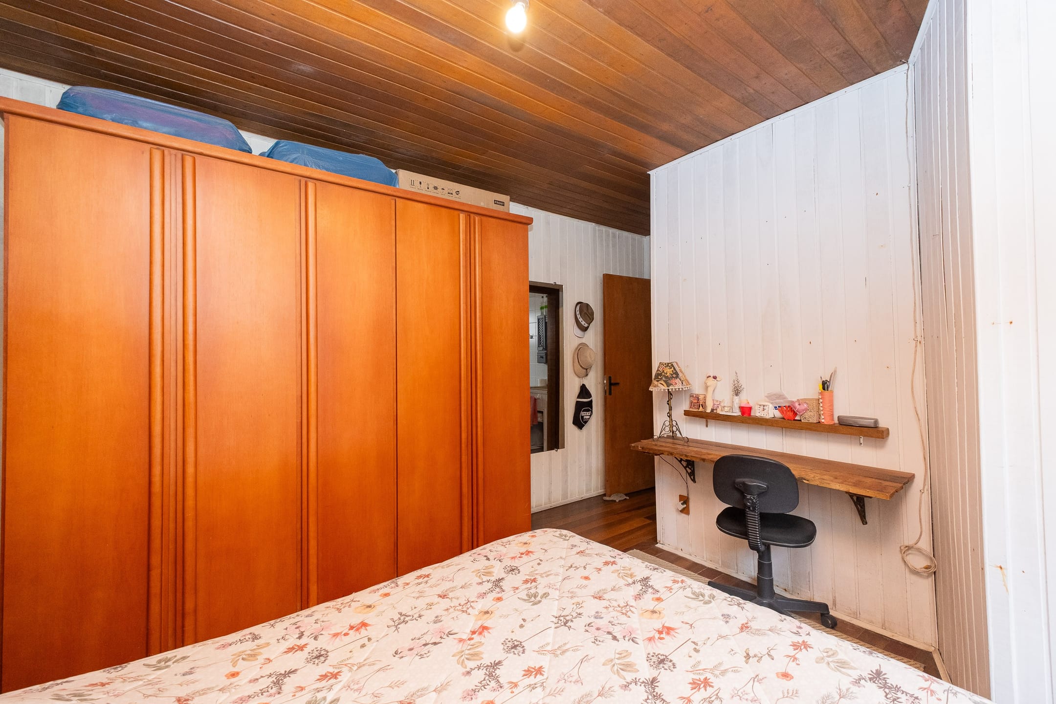 Casa à venda na Zona Norte de Pelotas - 162 m², 3 quartos (sendo 1 suíte), lareira, churrasqueira e amplo pátio com piscina. - 16