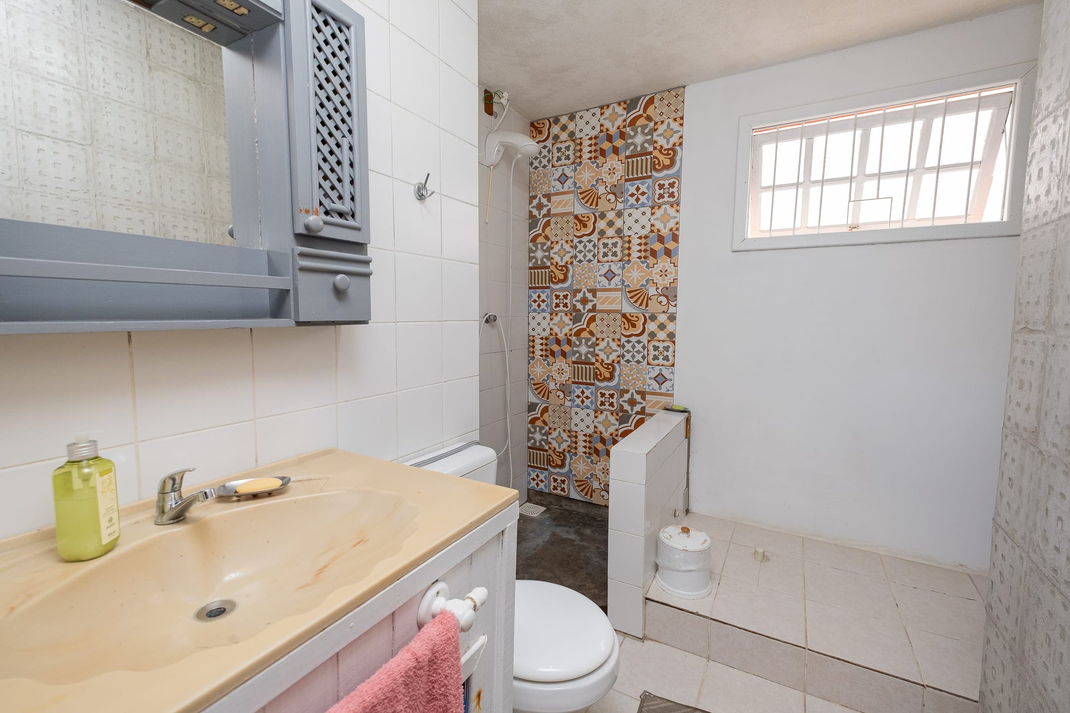 Casa à venda na Zona Norte de Pelotas - 162 m², 3 quartos (sendo 1 suíte), lareira, churrasqueira e amplo pátio com piscina. - 17