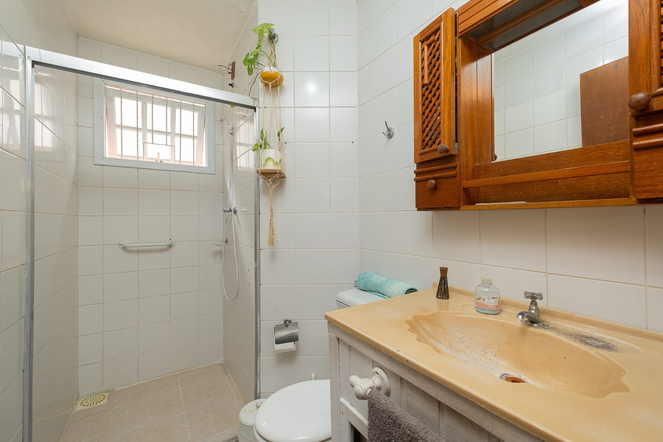 Casa à venda na Zona Norte de Pelotas - 162 m², 3 quartos (sendo 1 suíte), lareira, churrasqueira e amplo pátio com piscina. - 18