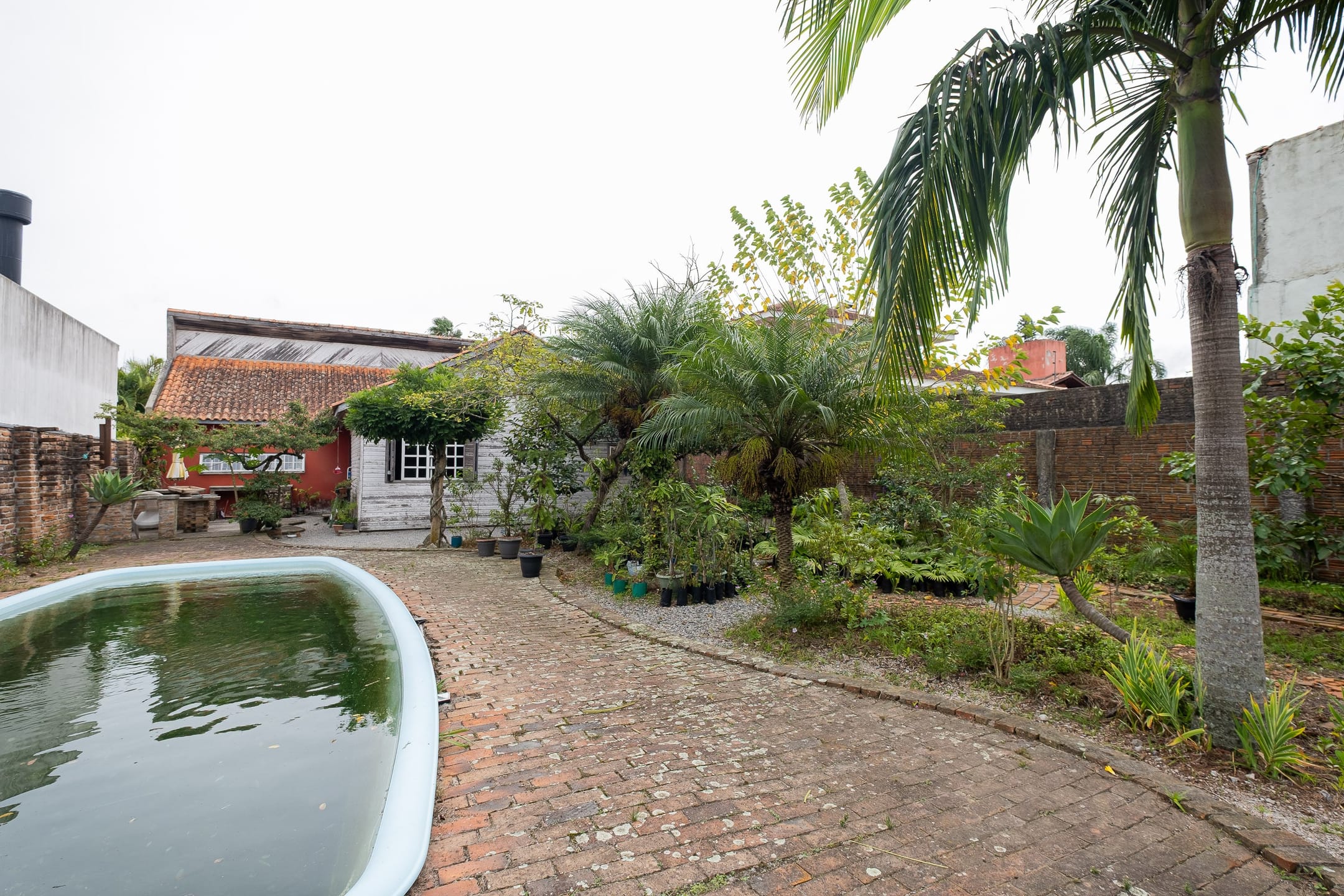 Casa à venda na Zona Norte de Pelotas - 162 m², 3 quartos (sendo 1 suíte), lareira, churrasqueira e amplo pátio com piscina. - 20