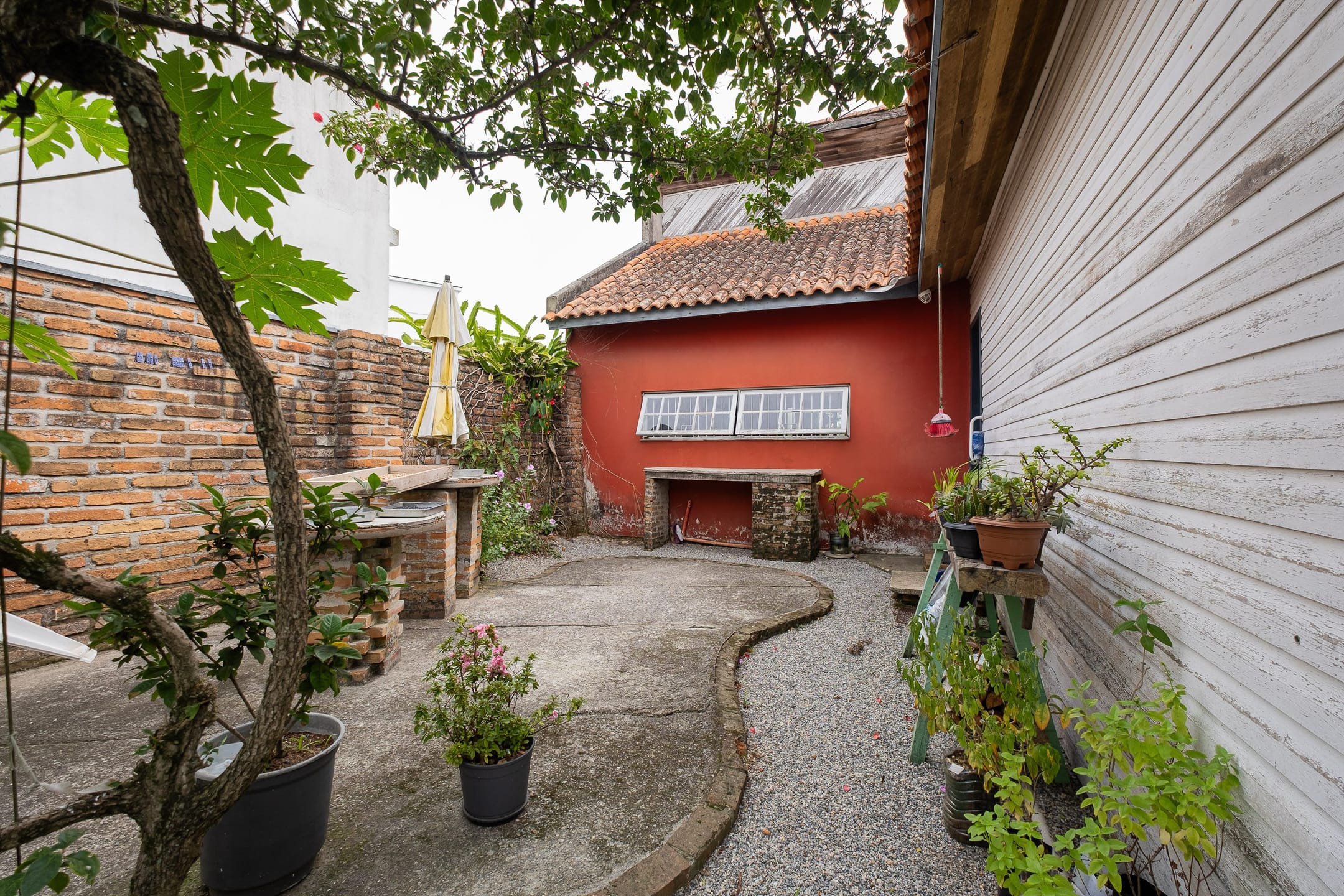 Casa à venda na Zona Norte de Pelotas - 162 m², 3 quartos (sendo 1 suíte), lareira, churrasqueira e amplo pátio com piscina. - 21