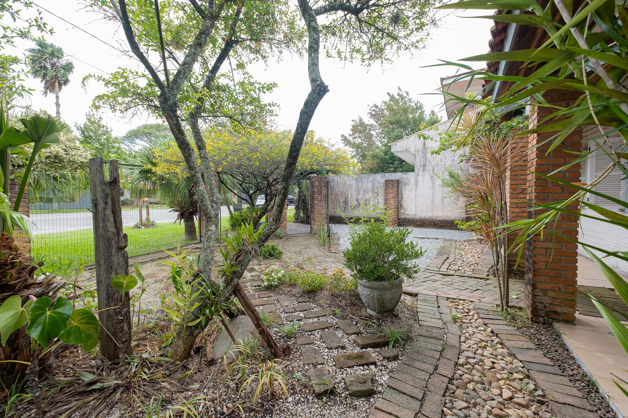 Casa à venda na Zona Norte de Pelotas - 162 m², 3 quartos (sendo 1 suíte), lareira, churrasqueira e amplo pátio com piscina. - 23