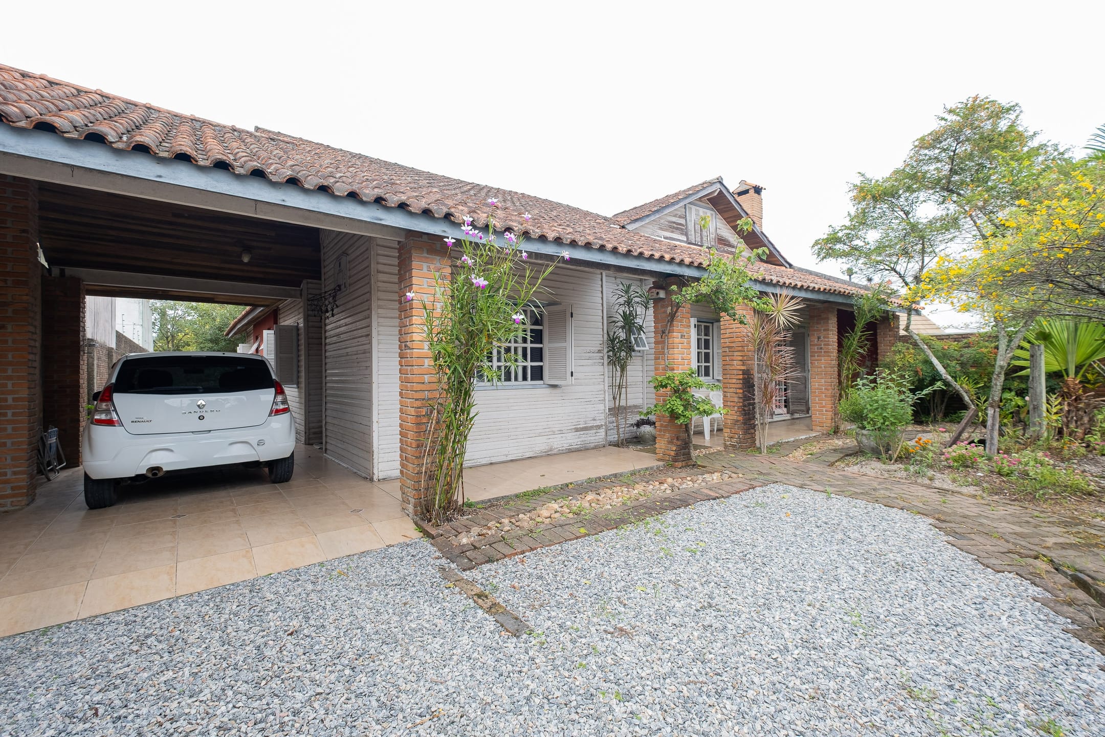 Casa à venda na Zona Norte de Pelotas - 162 m², 3 quartos (sendo 1 suíte), lareira, churrasqueira e amplo pátio com piscina. - 24