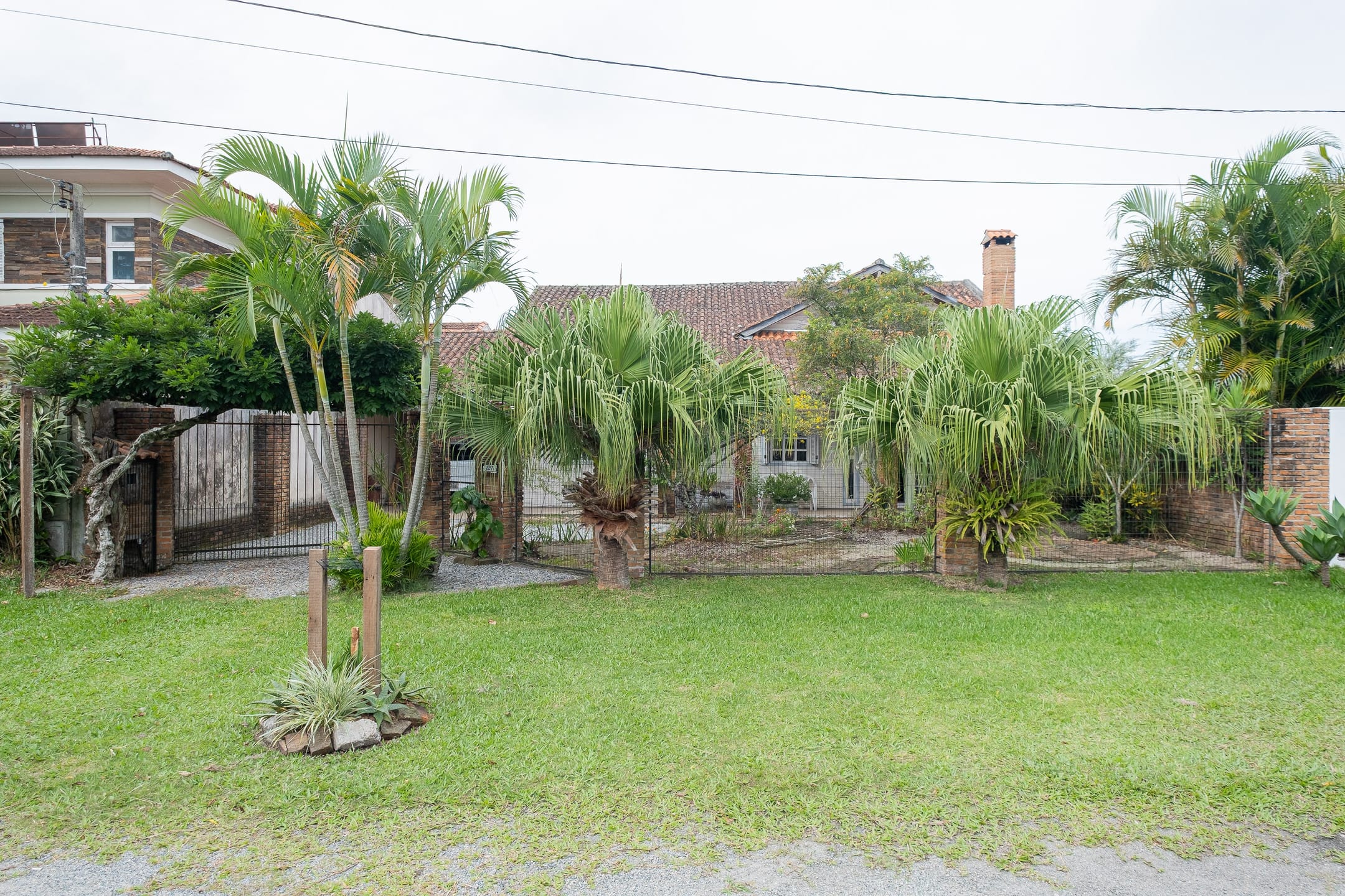 Casa à venda na Zona Norte de Pelotas - 162 m², 3 quartos (sendo 1 suíte), lareira, churrasqueira e amplo pátio com piscina. - 25