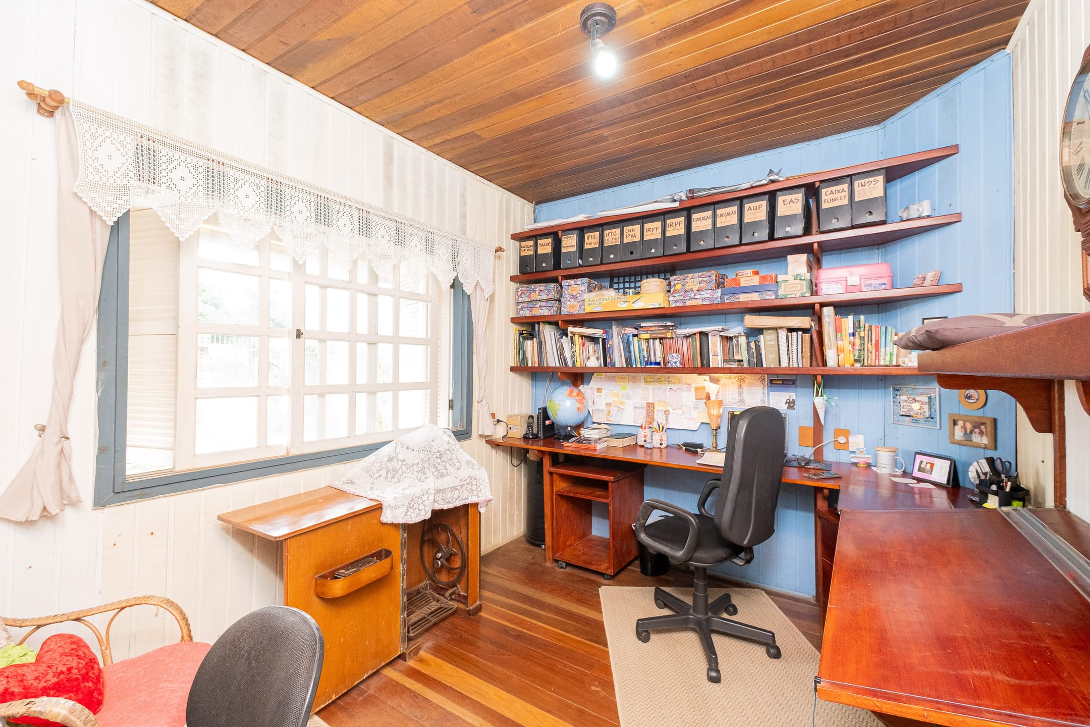 Casa à venda na Zona Norte de Pelotas - 162 m², 3 quartos (sendo 1 suíte), lareira, churrasqueira e amplo pátio com piscina. - 6