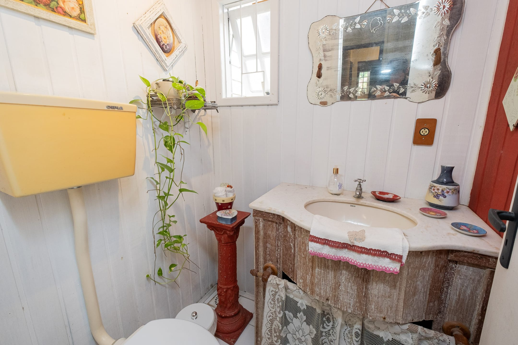 Casa à venda na Zona Norte de Pelotas - 162 m², 3 quartos (sendo 1 suíte), lareira, churrasqueira e amplo pátio com piscina. - 8