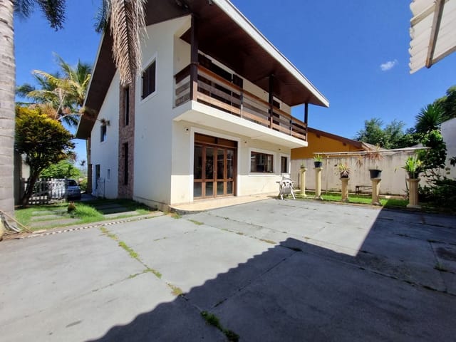 Casa com 400m² 3 quartos e 3 banheiros, à venda ou para alugar, no bairro Jardim das Colinas em São José dos Campos