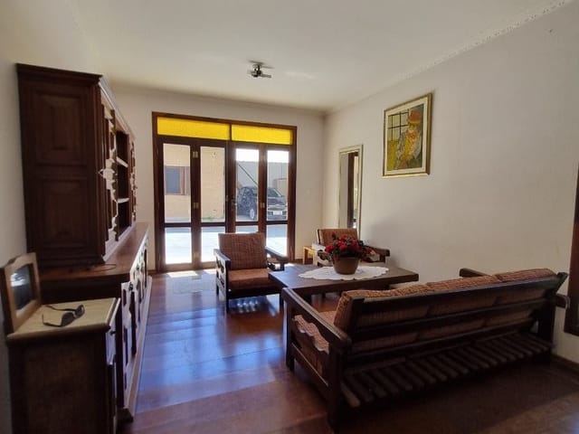 Casa com 400m² 3 quartos e 3 banheiros, à venda ou para alugar, no bairro Jardim das Colinas em São José dos Campos