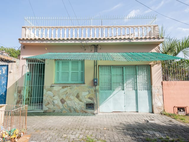 Casa 2 quartos e 2 banheiros, para alugar, no bairro Centro em Pelotas