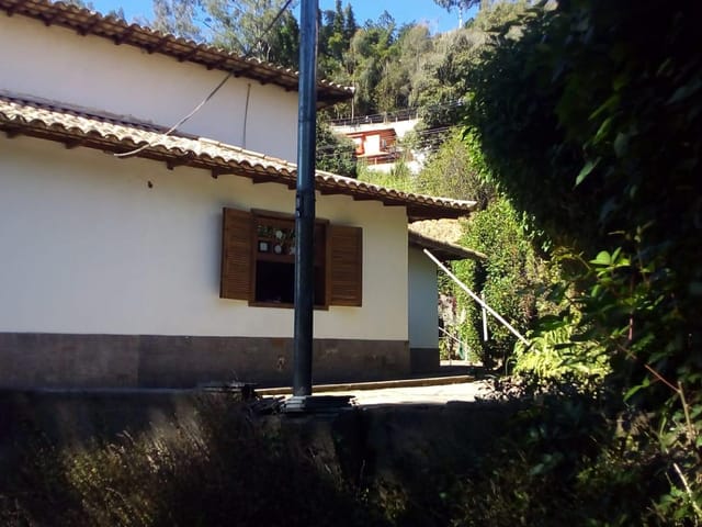 Casa com 891m² 5 quartos e 3 banheiros, à venda, no bairro Samambaia em Petrópolis