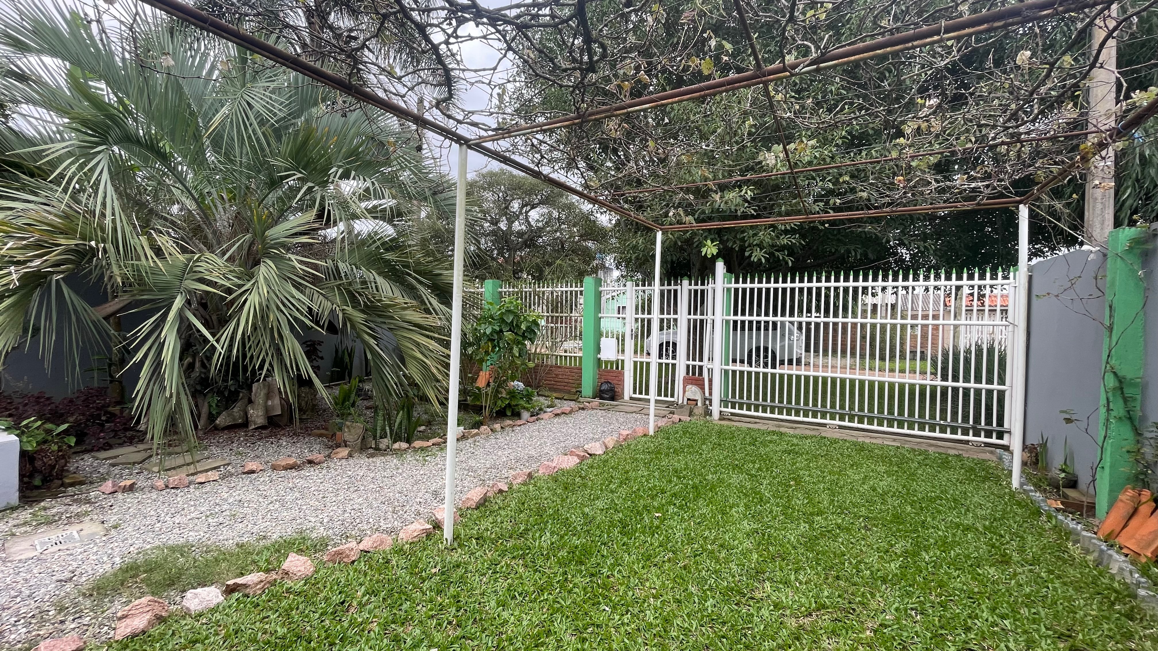 Casa à venda no Laranjal, Pelotas - 140 m², 2 quartos, churrasqueira e amplo pátio com piscina. - 11