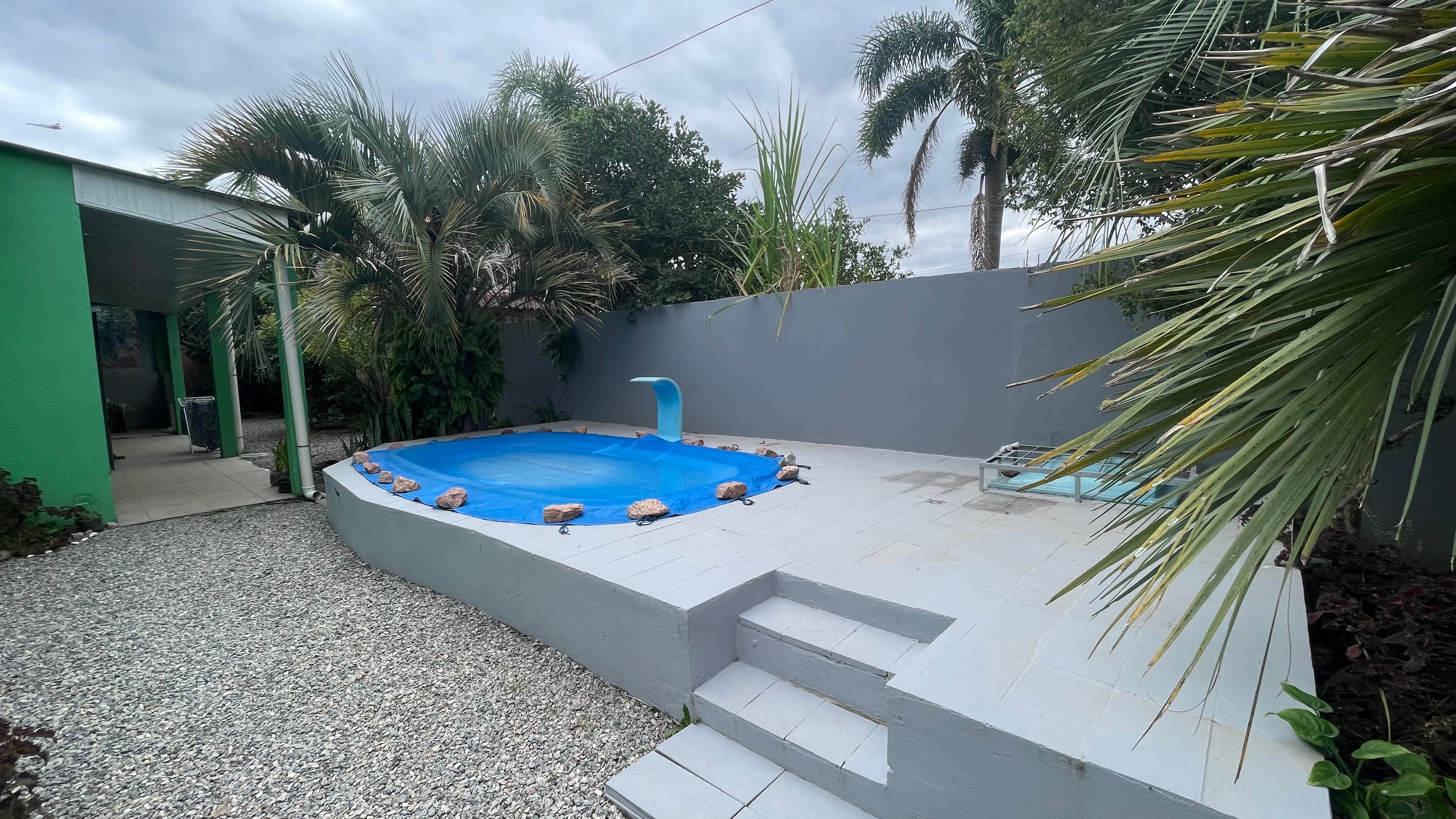 Casa à venda no Laranjal, Pelotas - 140 m², 2 quartos, churrasqueira e amplo pátio com piscina. - 8