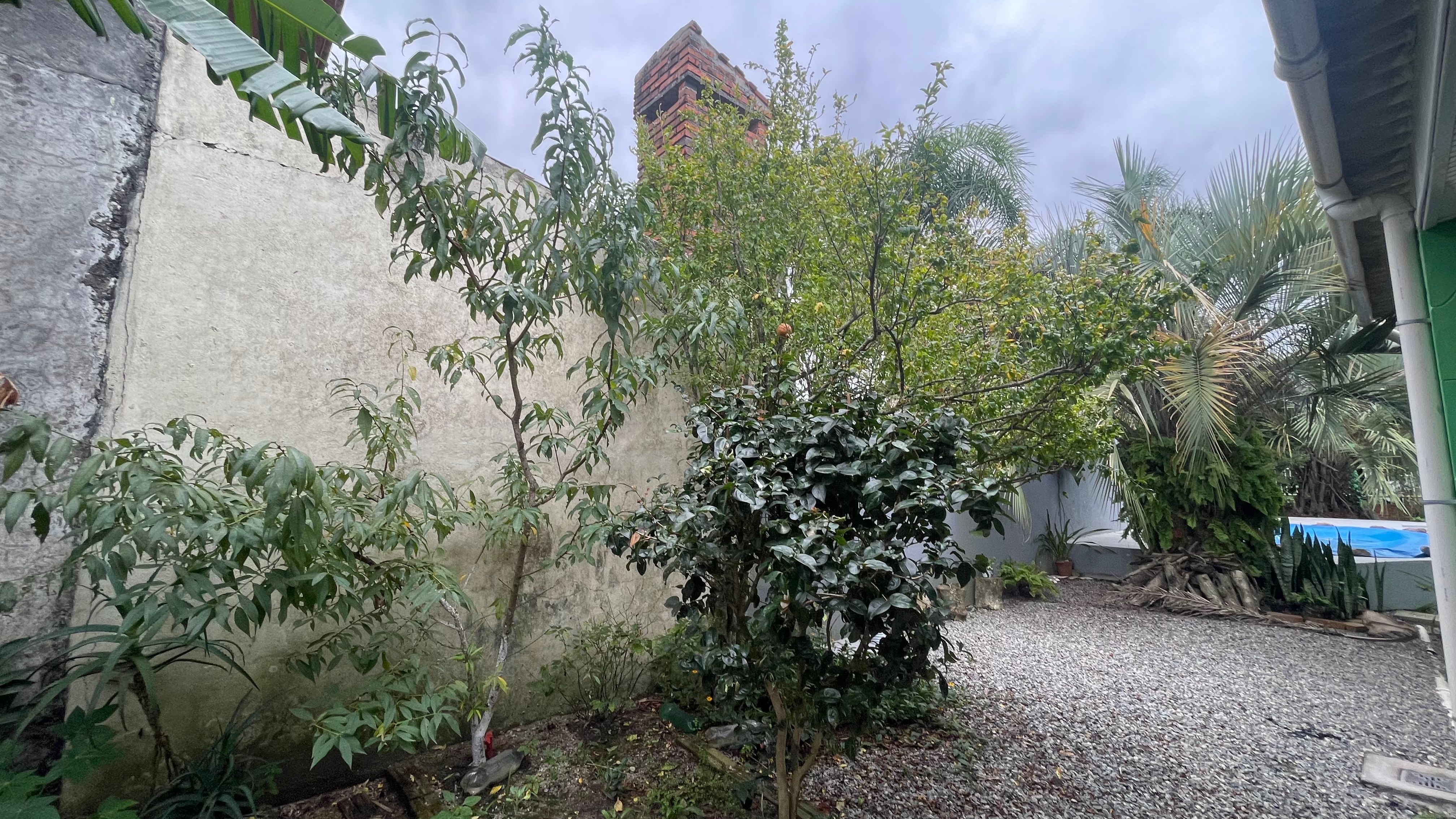 Casa à venda no Laranjal, Pelotas - 140 m², 2 quartos, churrasqueira e amplo pátio com piscina. - 10